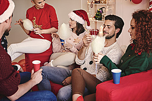 美女,男人,吃,棉花糖,沙发,圣诞聚会