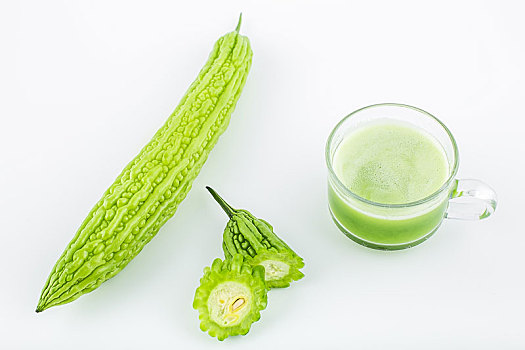 白背景上的苦瓜和苦瓜汁,绿色蔬果图片
