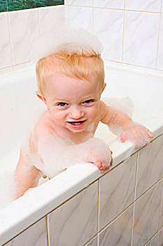 男婴,1岁,浴缸