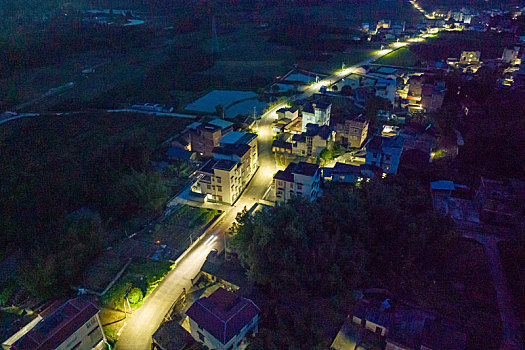 广西蒙山县太阳能路灯照亮村屯之夜