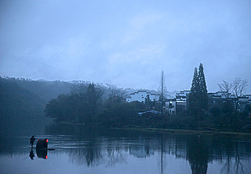 清晨,小村,渔舟