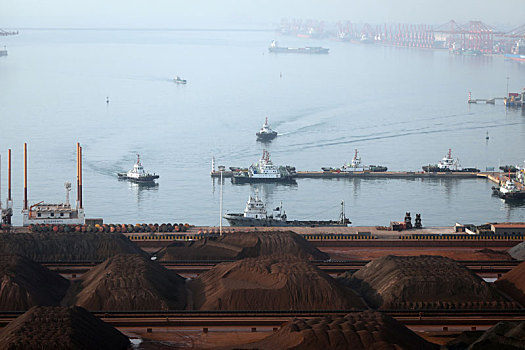 山东省日照市,晨雾里的港口一片繁忙