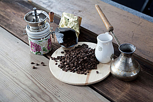 咖啡豆,研磨机,咖啡壶,木桌子