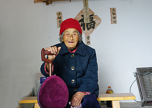 重庆酉阳,初冬敬老暖,104岁老人健步如飞秀健康
