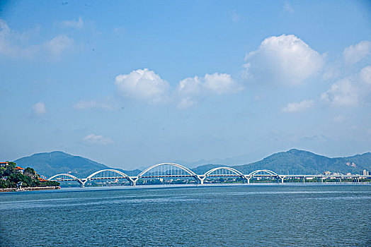 广东潮州城韩江上的金山大桥