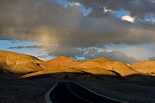 西藏阿里地区夕照山峦公路