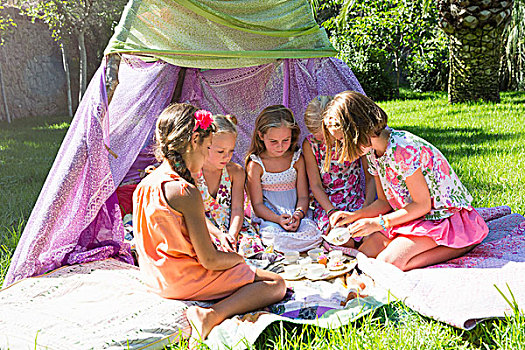 五个,女孩,玩,玩具,茶具,正面,圆锥形帐篷