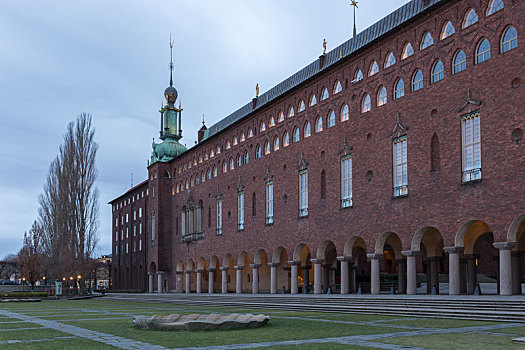 瑞典斯德哥尔摩清晨市政厅外观广场