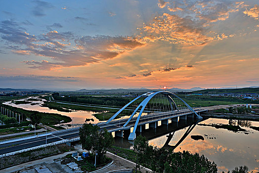 夕阳下的延吉市延川大桥