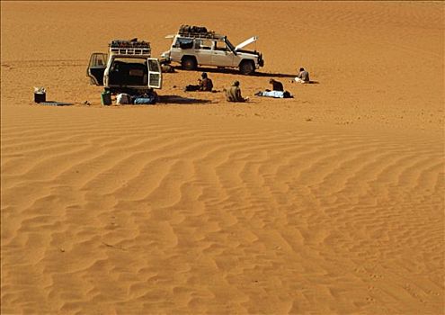 撒哈拉沙漠,阿杰尔高原,四驱车
