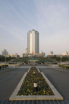 上海浦东世纪广场的地铁入口和浦东新区政府大楼