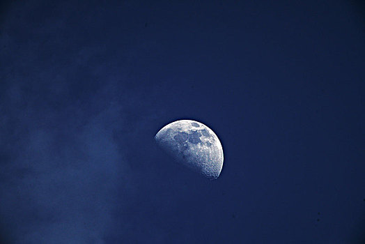 蓝色天幕下的月亮