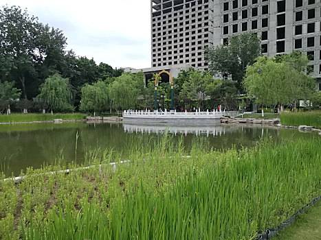 北京石海子公园河边天门