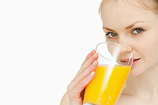 美女,喝,玻璃,橙汁,白色背景
