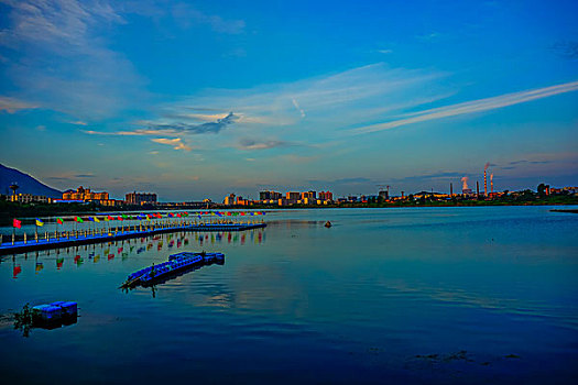 建筑群,高楼,河,灯,夜景,倒影,蓝天,白云