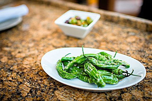 盘子,绿色,辣椒,开胃食品,餐厅桌子