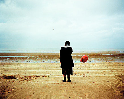 女孩,站立,一个,海滩,红色,气球,手,蛇,暗色,衣服,看,海洋,背影,美国