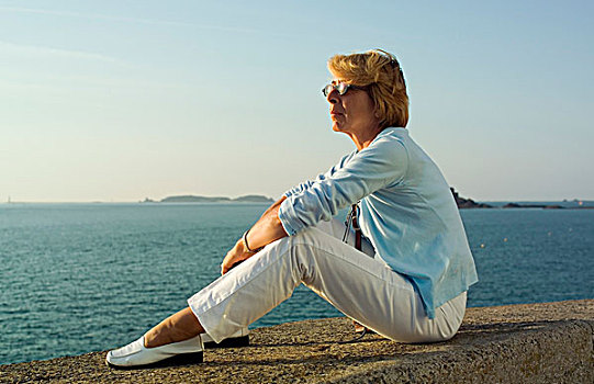 坐,女人,码头,布列塔尼半岛,法国