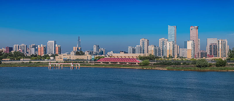 中国江苏省南京市长江外滩高楼建筑环境