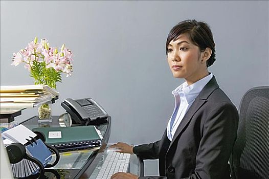 亚洲人,职业女性,坐,办公室,书桌