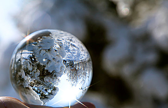 水晶球映射美丽的冬季雪景
