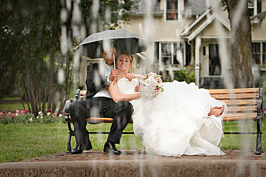 新郎,新娘,坐,公园长椅,雨