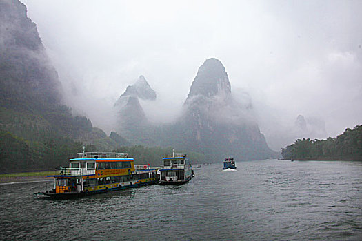 广西桂林漓江烟雨倒影游船