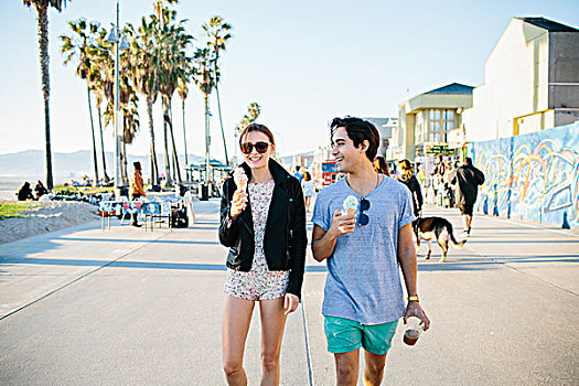 年轻,情侣,漫步,吃,冰激凌蛋卷,威尼斯海滩,加利福尼亚,美国