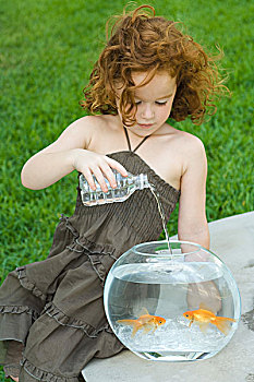 红发,小女孩,倒出,瓶装水,金鱼缸