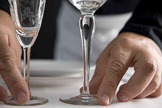 特写,侍者,手,玻璃杯,餐厅桌子