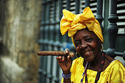 古巴,哈瓦那,老年,女人,衣服,传统,黄色,服装,抽雪茄