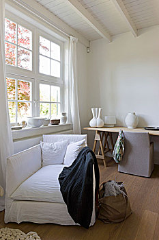 白色,软垫,扶手椅,正面,书写台,窗户
