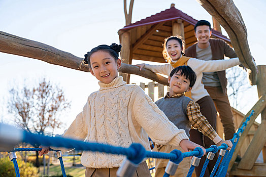 年轻夫妻带着孩子在公园玩耍