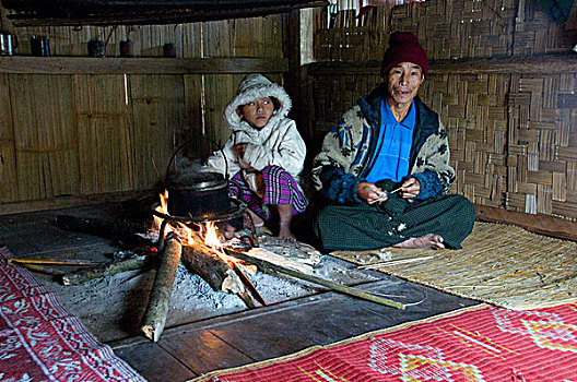 缅甸,孙女,坐,壁炉,室内,竹子,小屋