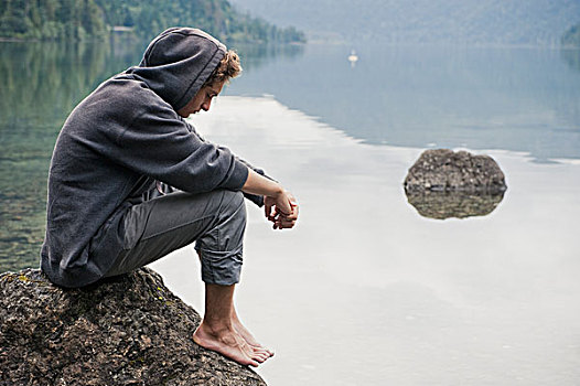 男青年,坐,石头,湖,不列颠哥伦比亚省,加拿大