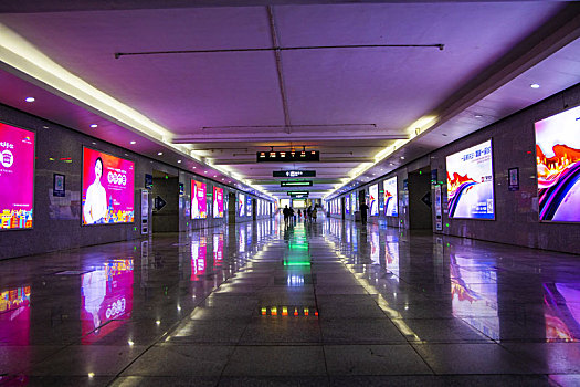 春运期间桂林火车站空旷的过道