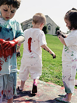 三个孩子,玩,绘画,衣服