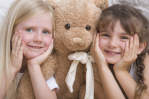 特写,两个女孩,泰迪熊,微笑