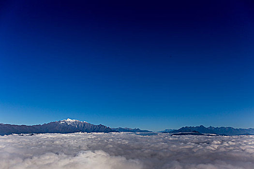 蓝天下的云海雪山