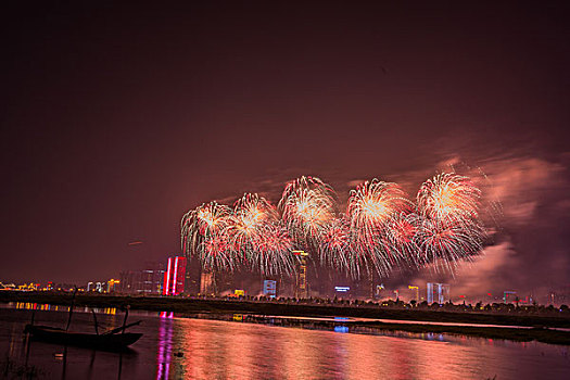 烟花,建筑群,河流,夜景,水,灯,节日