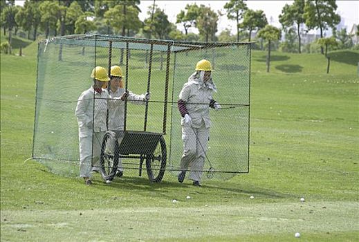 女人,笼子,走,上方,高尔夫练习场,收集,高尔夫球,高尔夫球杆,亚洲,2004年,上海,中国