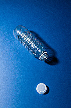 俯拍,空,塑料瓶,蓝色背景,桌子