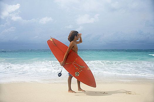 男人,冲浪板,站立,海滩,天堂岛,巴哈马,侧面