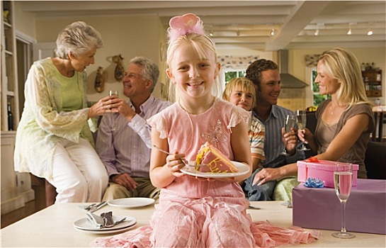 三代同堂,坐,沙发,在家,女孩,4-6岁,茶几,切片,生日蛋糕,前景,微笑,正面,头像