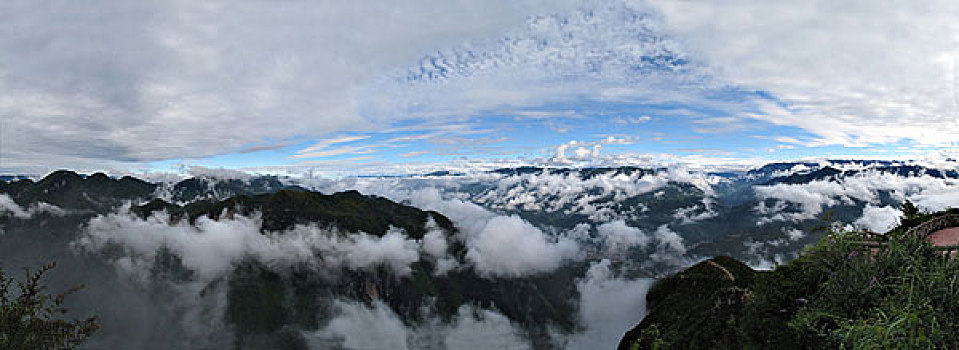 巫溪云台山清晨雨过天晴的云雾全景图