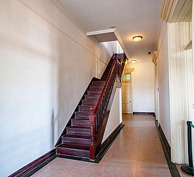 江苏省镇江市镇江英国领事馆旧址室内走廊楼梯