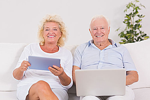 微笑,老年夫妇,笔记本电脑,沙发