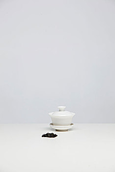 白背景下的白色瓷茶碗