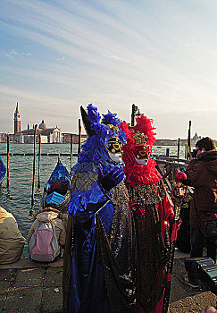 意大利威尼斯狂欢节,随处可见戴着各式面具和身着奇装异服的人们,一派欢乐的景象