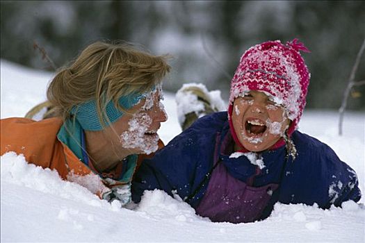母女,玩,雪中,蒙大拿,冬季,肖像